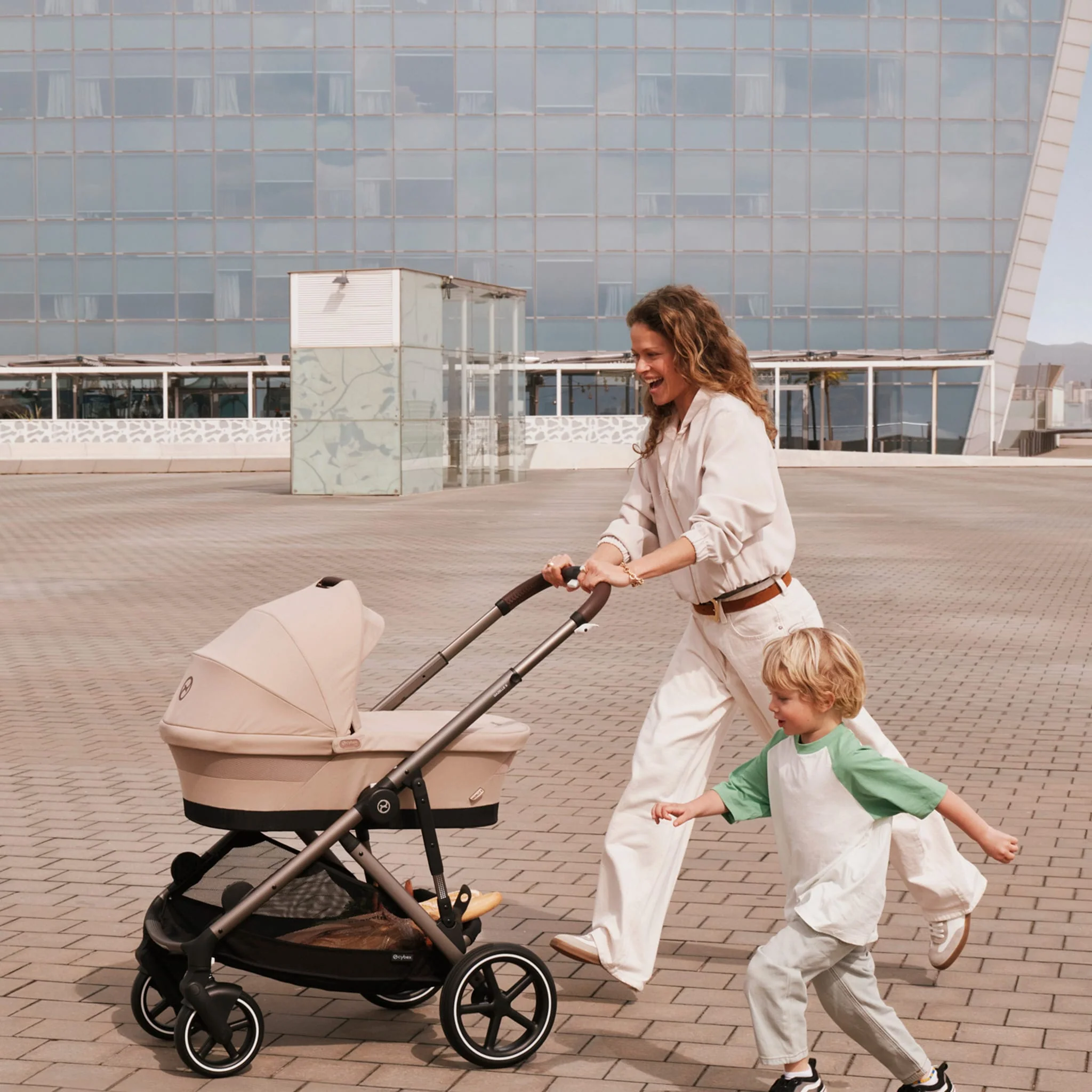 Poussette Gazelle S – Châssis couleur Taupe avec siège Amande/Beige - Image 15