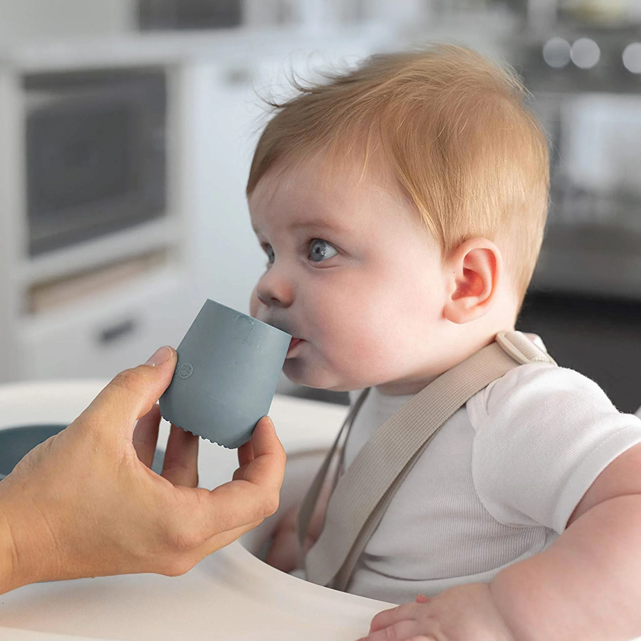 Verre d'Apprentissage en Silicone Tiny Cup - Gris - Image 3